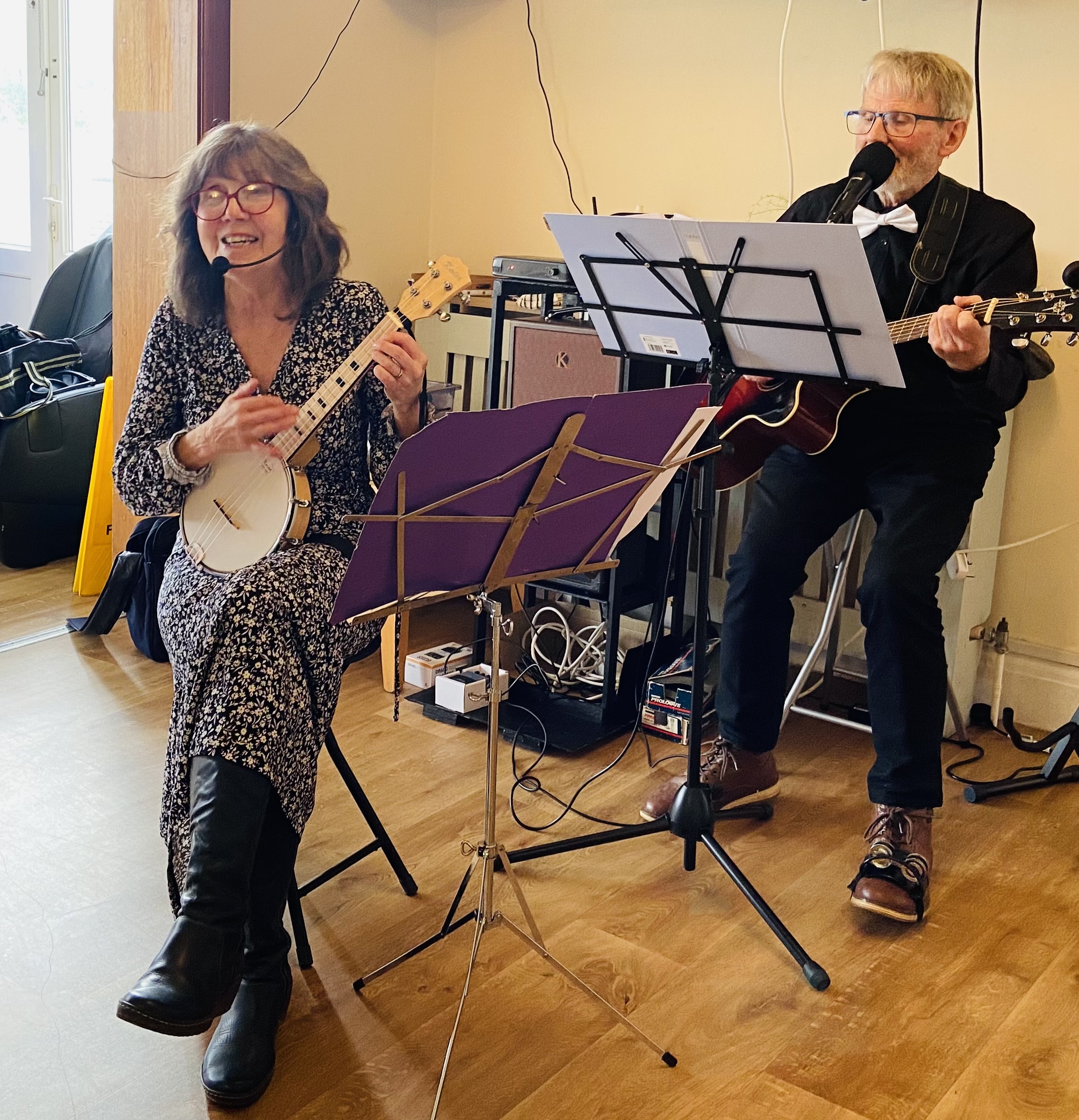Glenis playing her banjo-lele