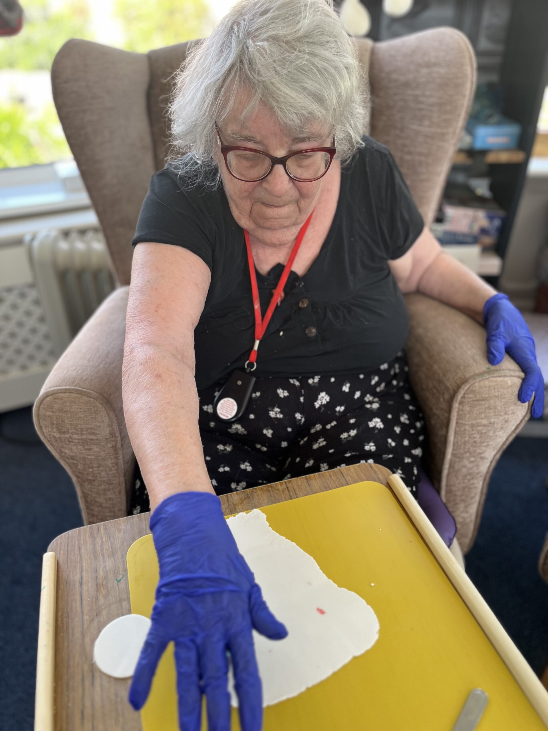 Maggie cutting out white icing circles for cupcake decoration scaled