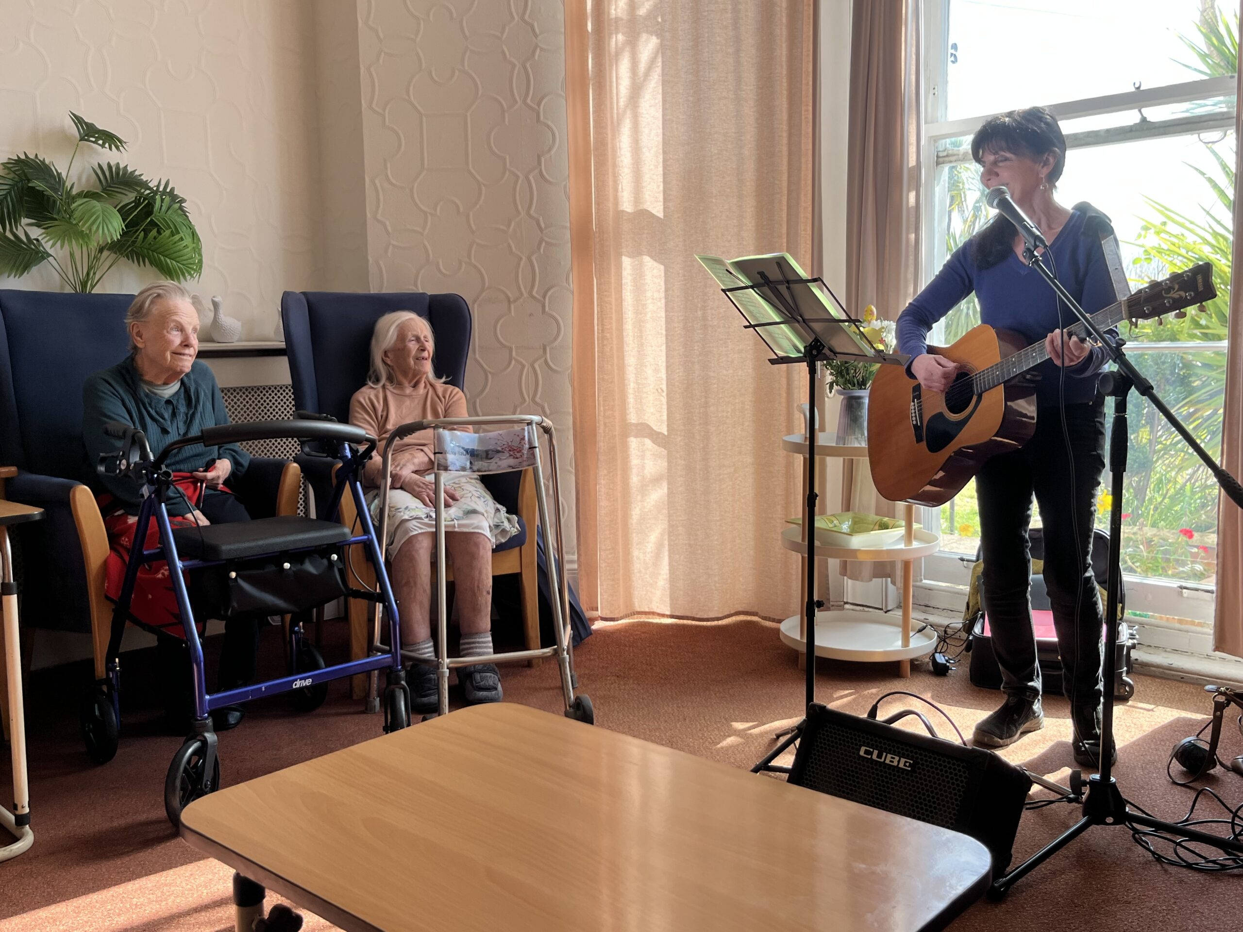Resident Sheila singing along with the female guitarist scaled