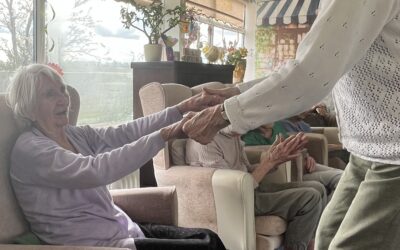 Country Tunes and Dancing Feet: Dolly Brings a Mini Concert to Ashley House