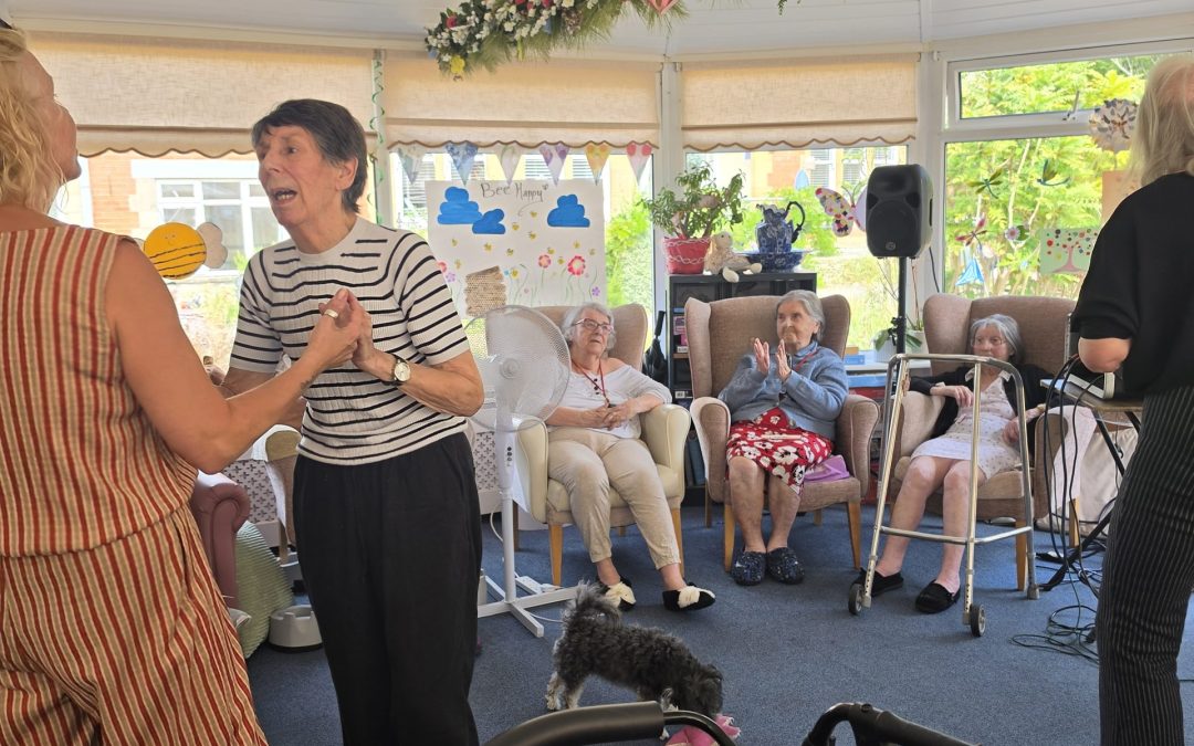 Ashley House sings along with Les Whyte!