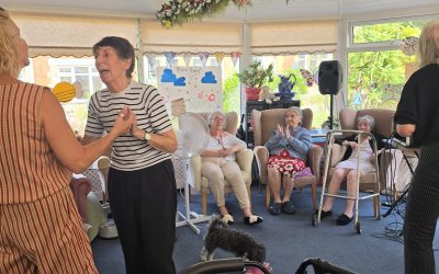 Ashley House sings along with Les Whyte!